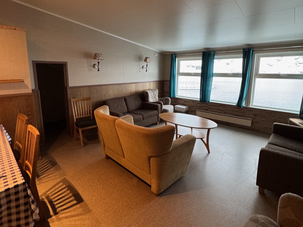 Spacious Storlugaren apartment with 3 bedrooms and 7 beds, ideal for large groups and families at Myrfjord Sjøhus.